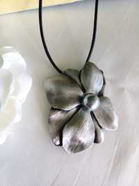 Naszyjnik Art - broszka- kwiat- srebrna perełka