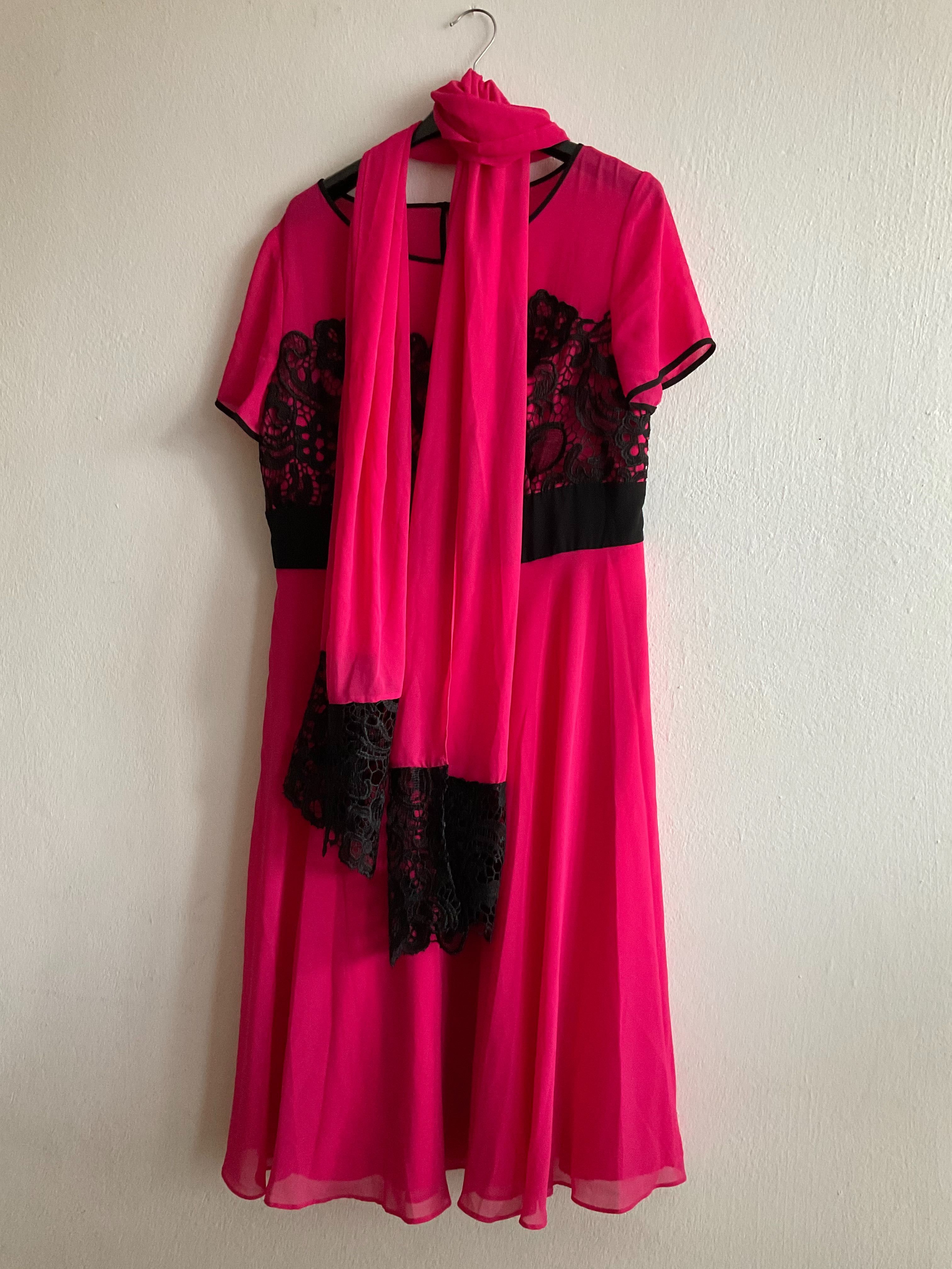 Śliczna różowa sukienka z czarną koronką i szalem rozmiar 42
