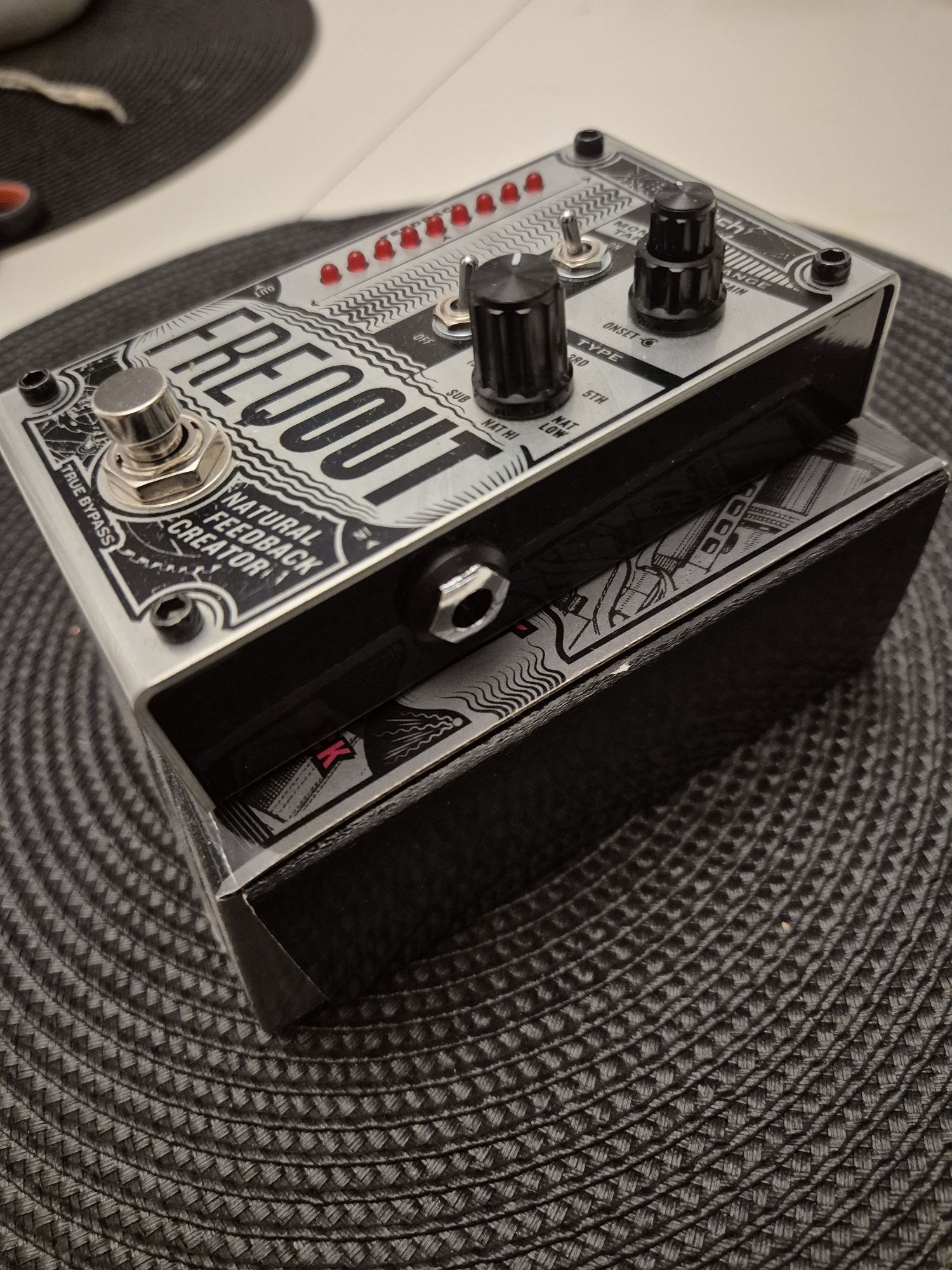 Digitech Freqout natural feedback creator feedbacker efekt git. kostka