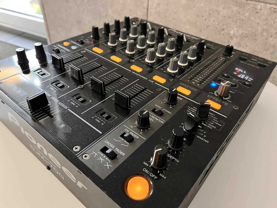 Pioneer DJM-700 – mikser DJ