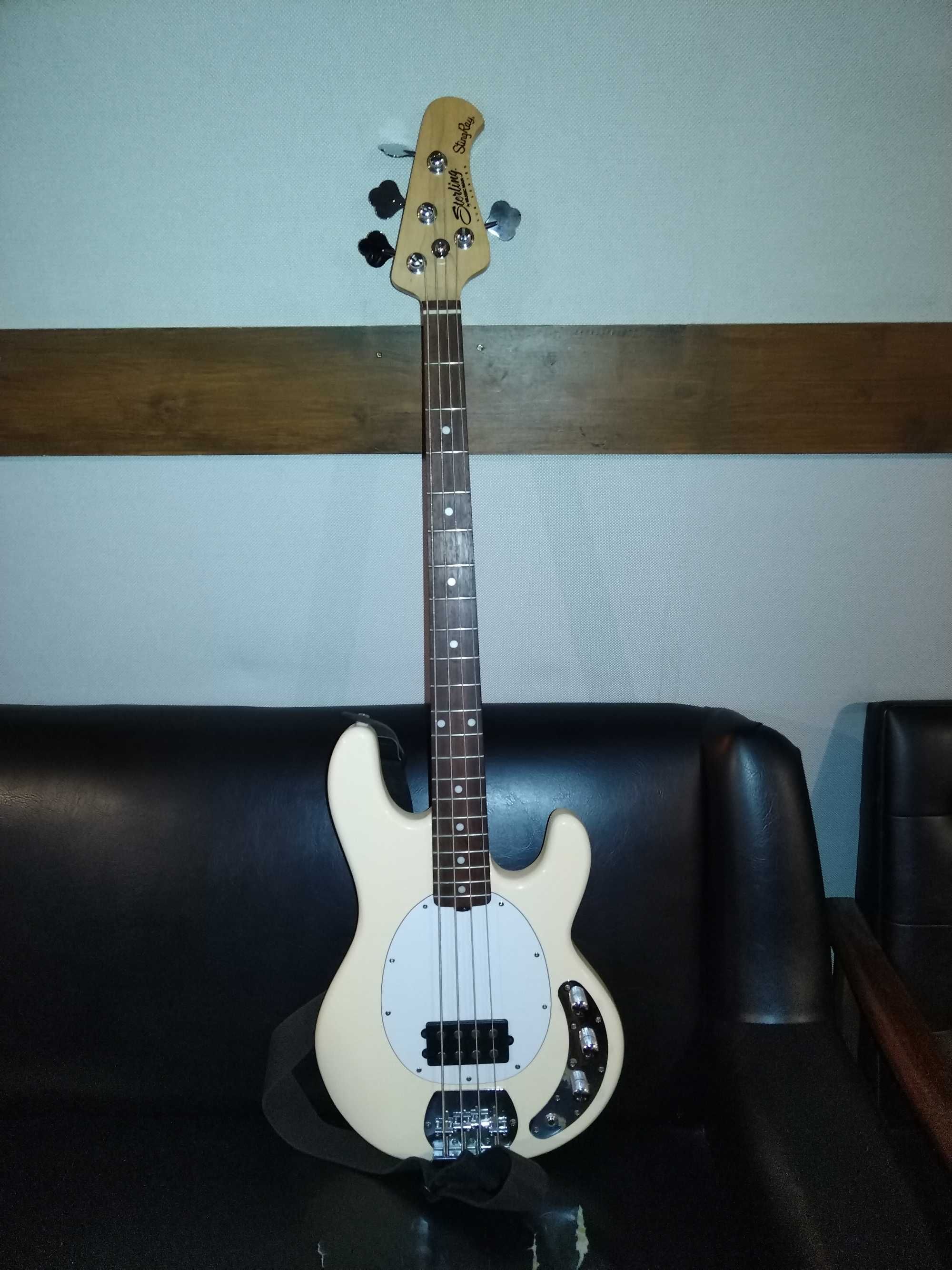 Sterling by Music Man Sting Ray baixo elétrico 4 cordas