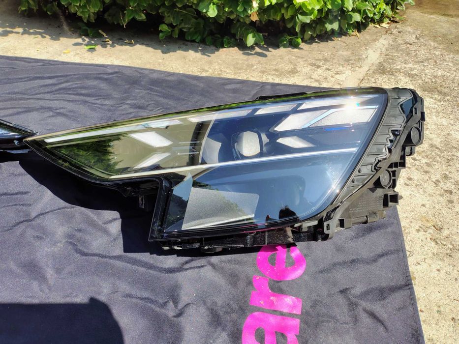 Фари права та ліва Audi SQ8 оригінал 4M8941085 4M8941086