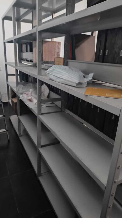 Prateleiras escritório/arrumação, excelentes condições sem transporte.