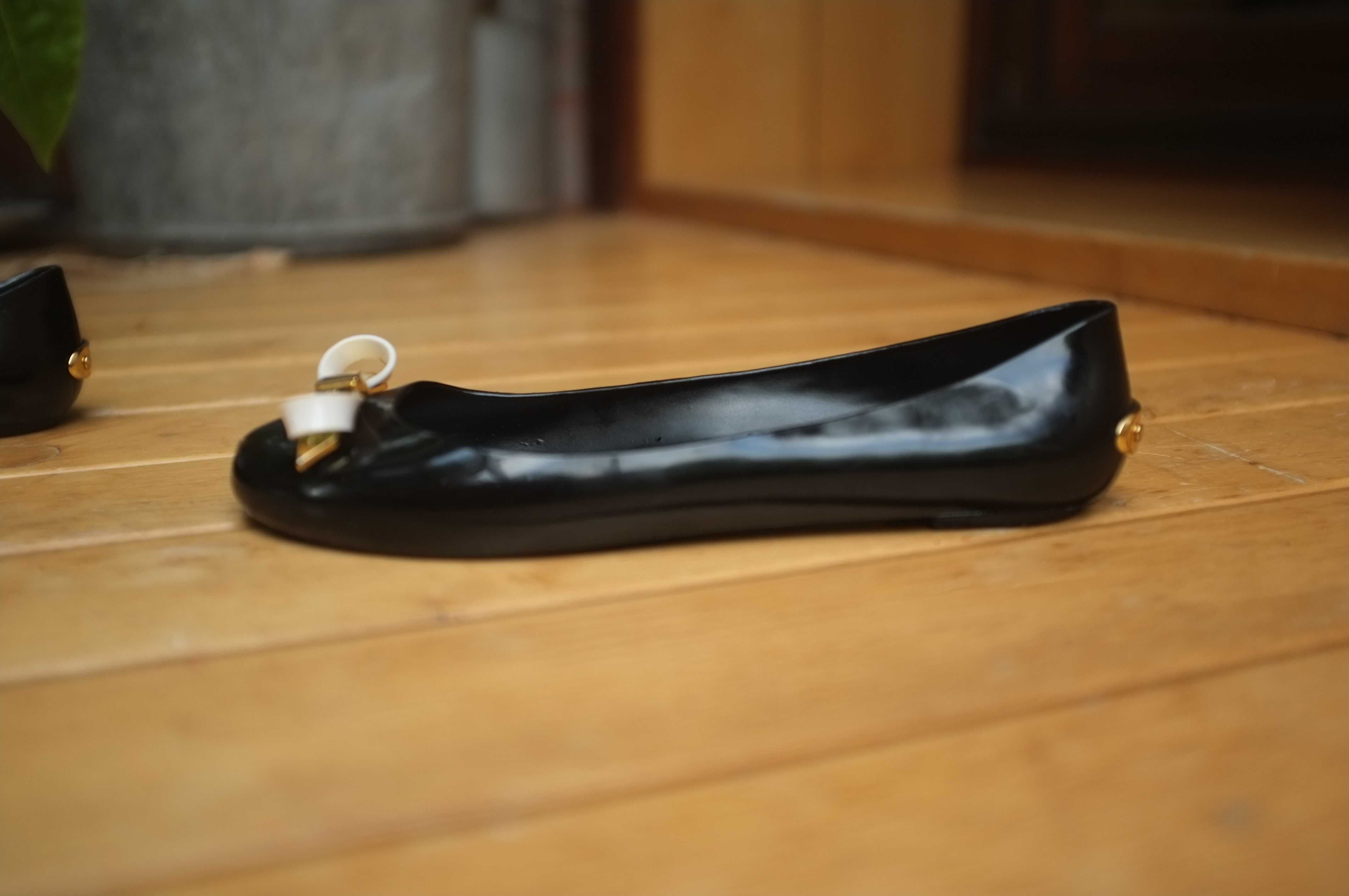 gumowe balerinki Ted Baker jelly czarne z kokardką eleganckie pin-up
