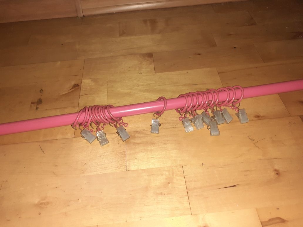 Karnisz do okna pokoju dziewczynki