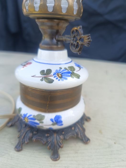 Stylowa lampka z ceramiczną podstawą