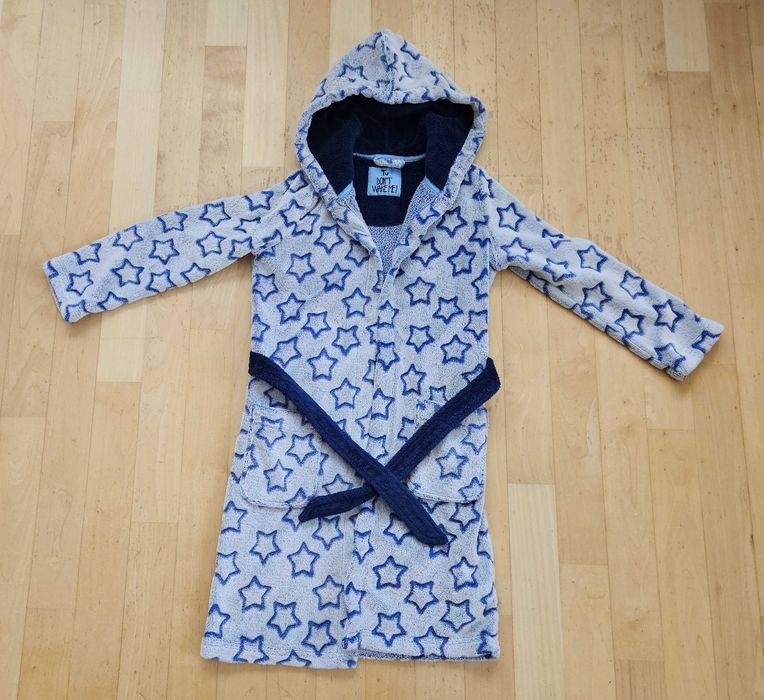 Puszysty szlafrok z kapturem rozm. 122/128