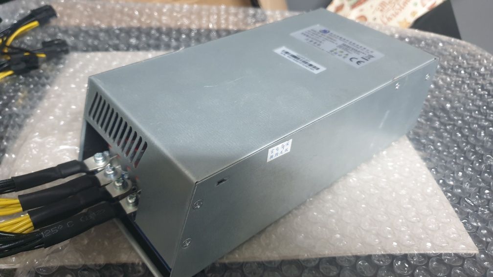 Fonte de Alimentação 2000W com 10 PCIe 6pins