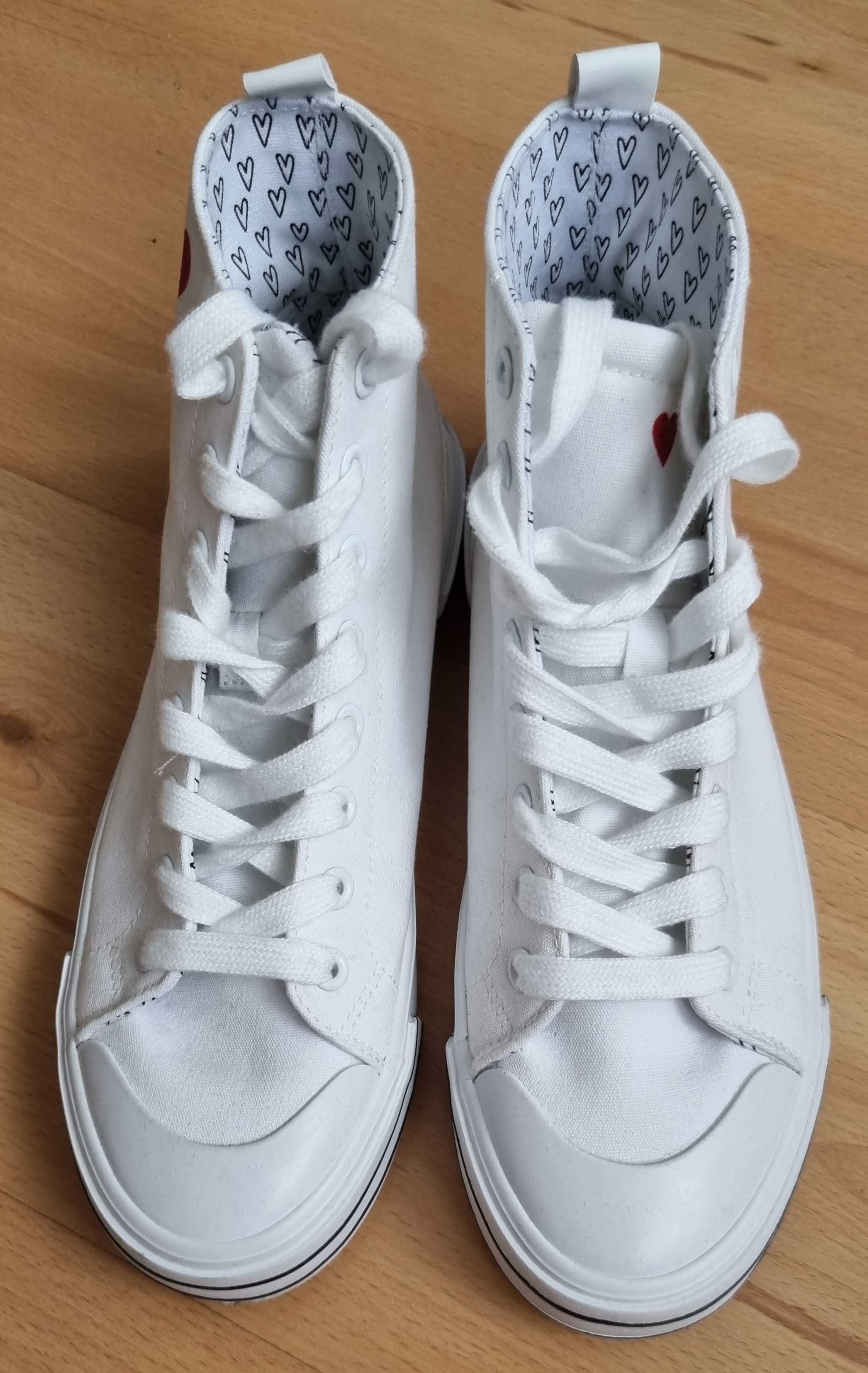 Sprzedam trampki damskie białe - rozmiar 39