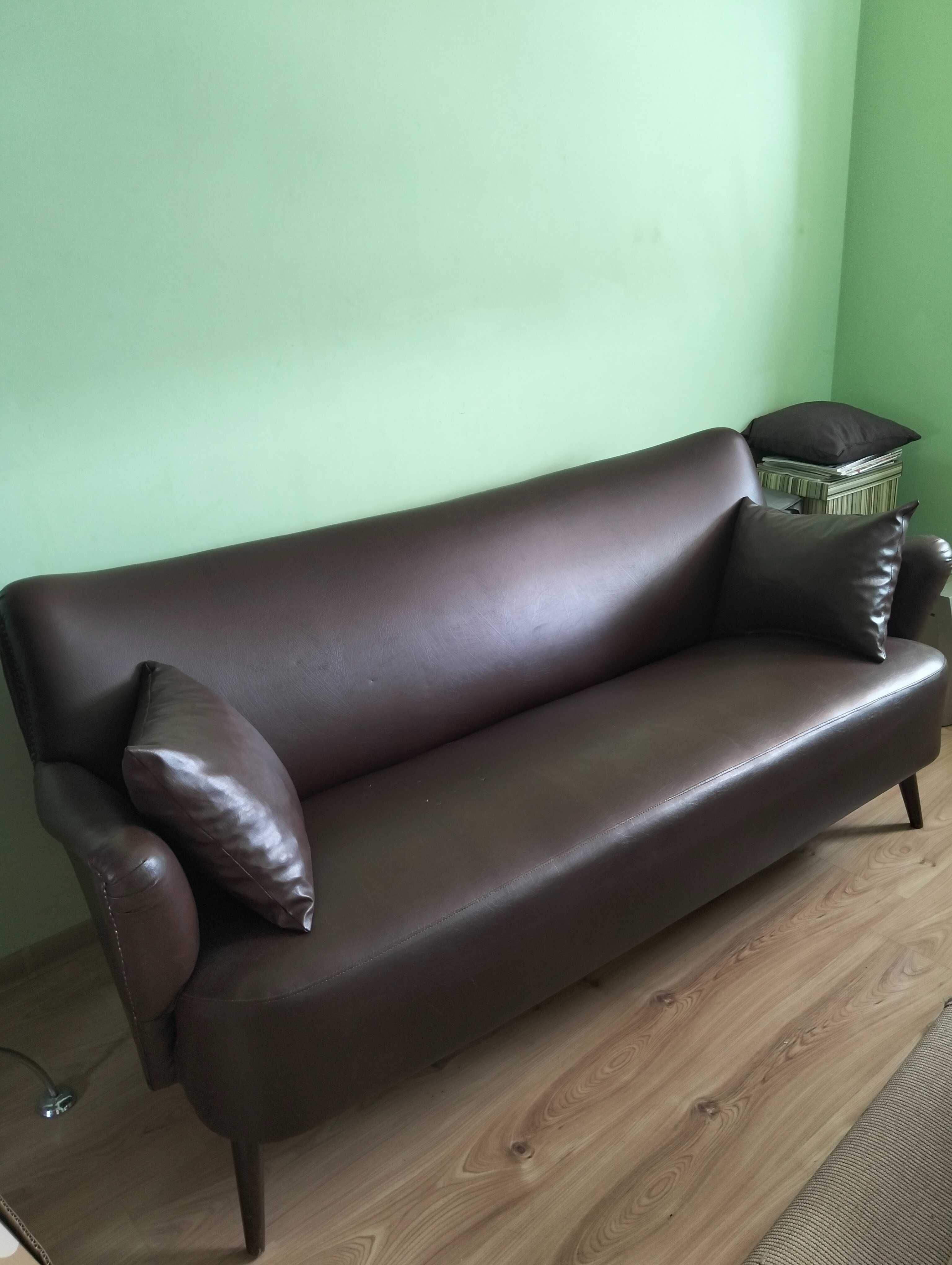 Sofa dwuosobowa z eko skóry.