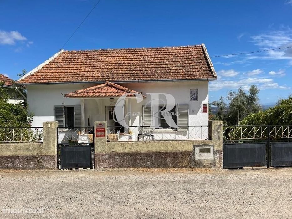 Moradia Térrea Isolada de 2 Quartos com Jardim, Anexos e Garagem, entr