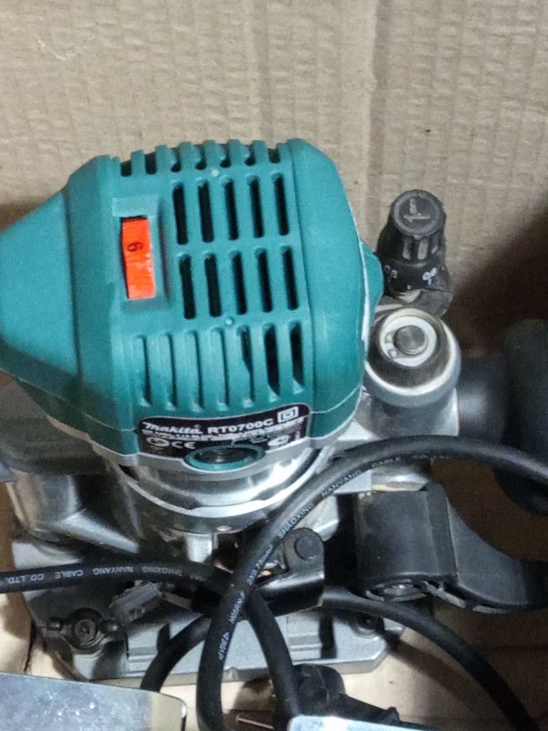 Makita  RT 0700 C