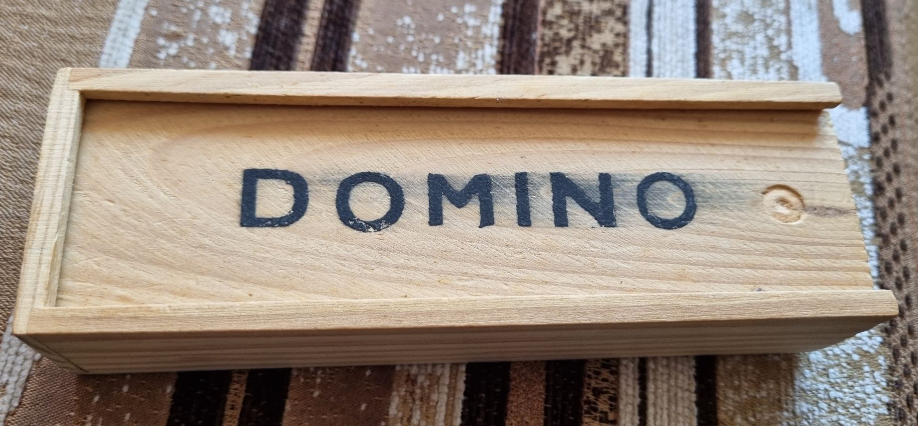 Domino w drewnianym pudełku