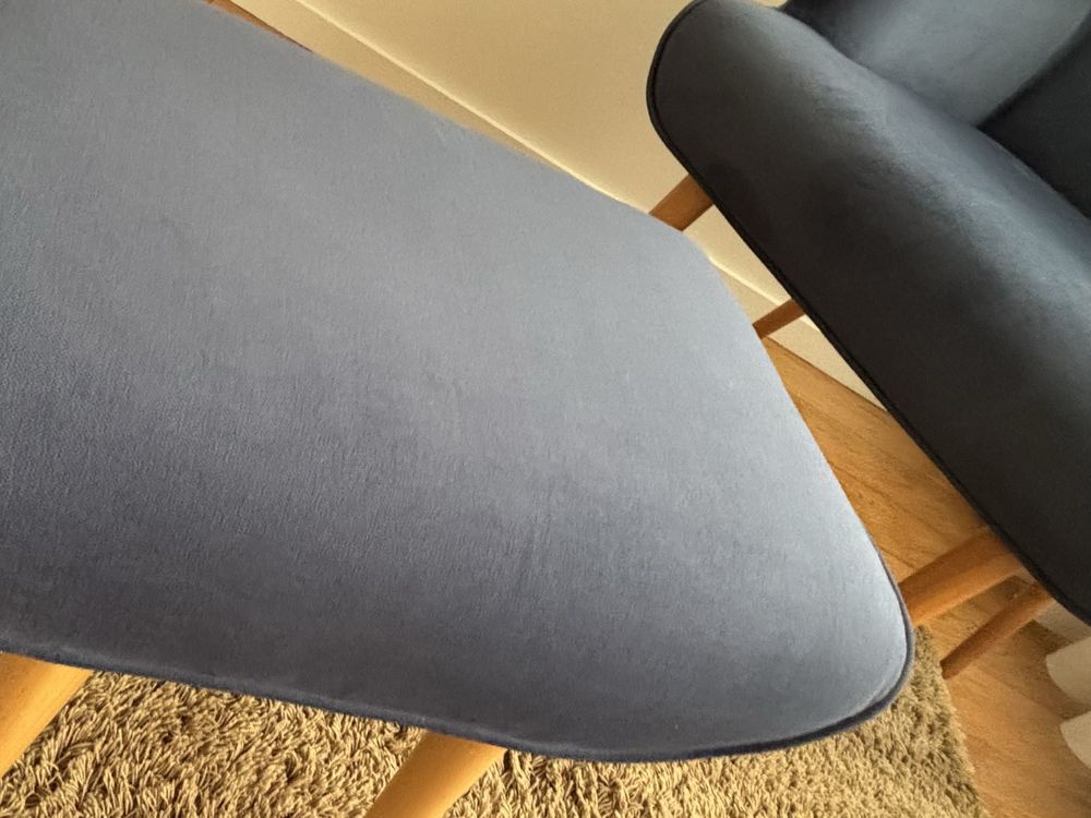 Poltrona com banqueta de pés azul
