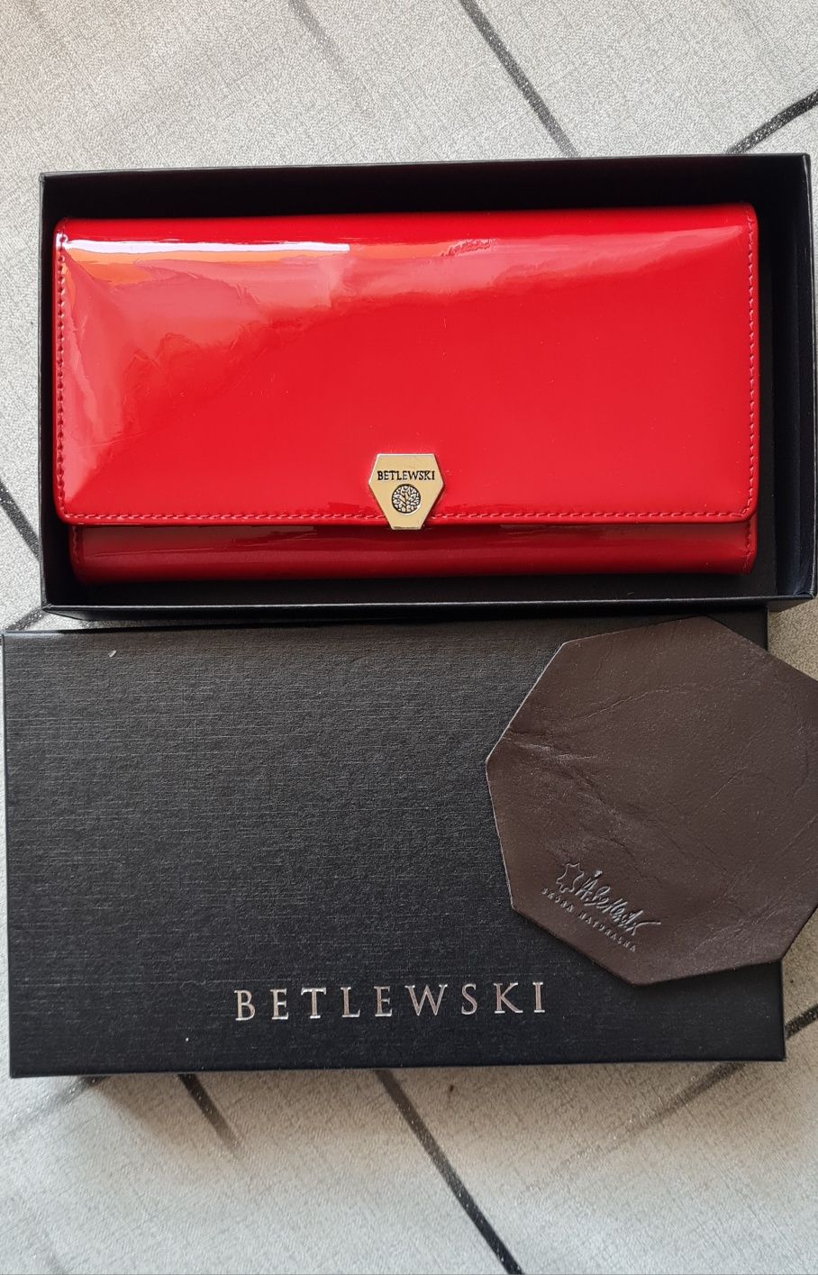 Betlewski czerwony skórzany lakierowany portfel