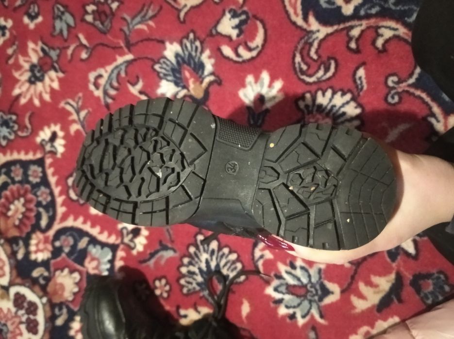 зимова куртка з вирізом на пальці та чоботи