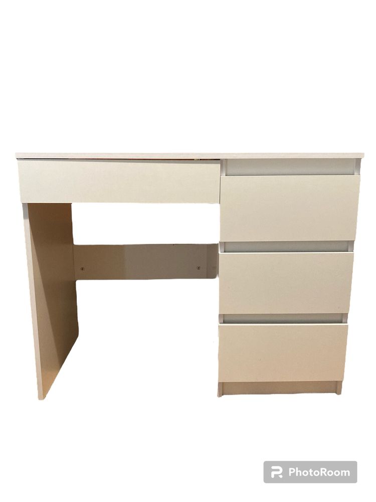 Białe biurko z szufladami