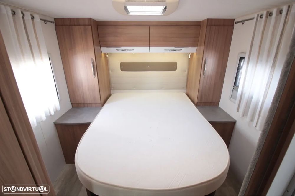 Autocaravana com cama central e A/C