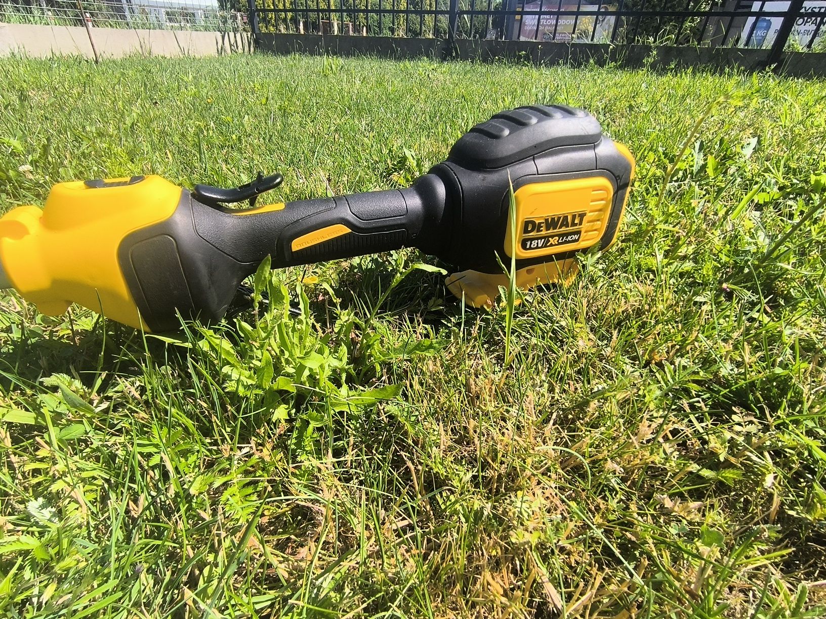 Podkaszarka DEWALT XR Li-Ion DCM561P1S akumulatorowa 18V Body