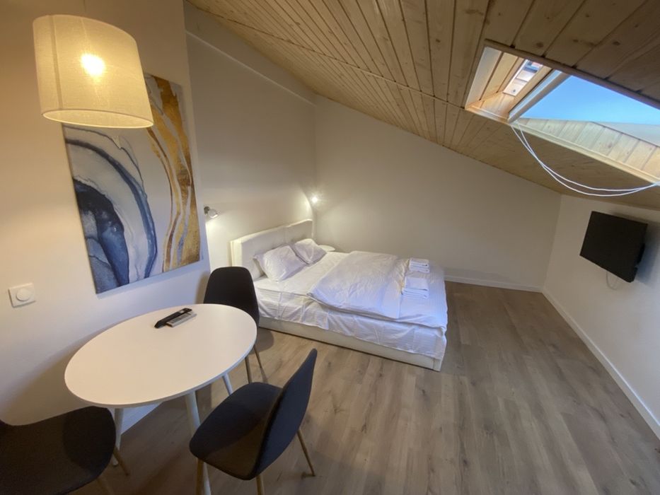 Апартаменти всі номера з кондиціонером, нові після ремонту, з кухнею.