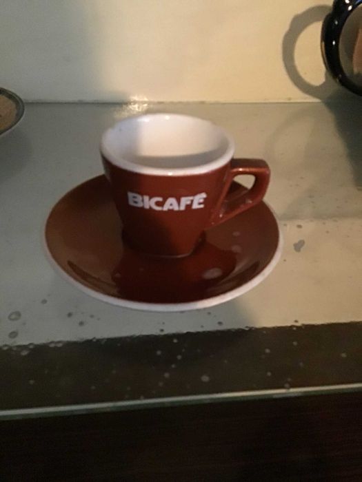 conjunto de chavena e pires de cafe castanho