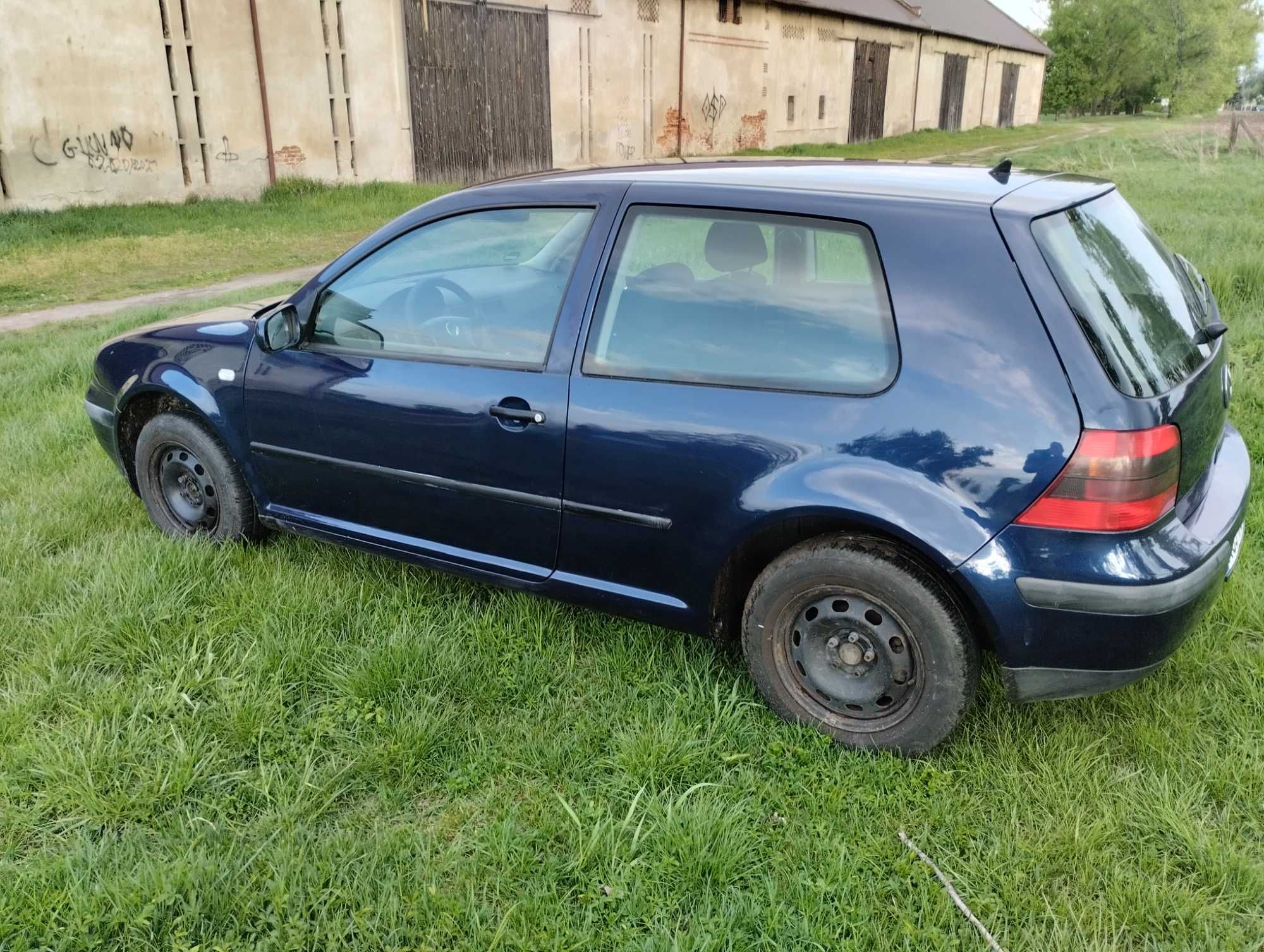 VWGolf   IV 1.4 16v z klimatyzacją  do rejestracji