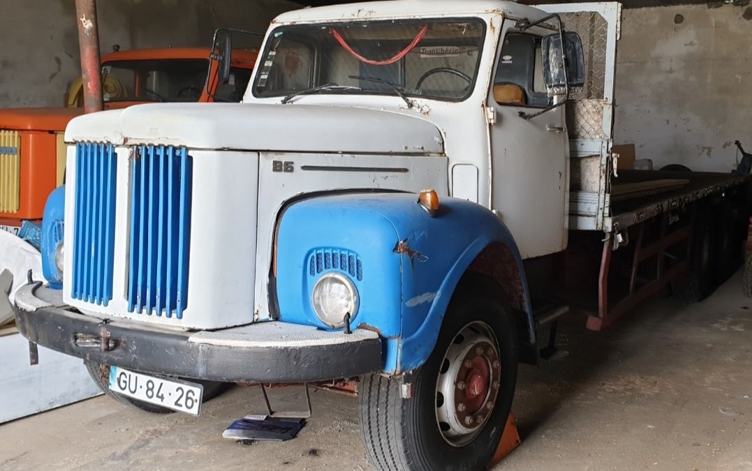 Dois camiões scania 86 basculante e contentor