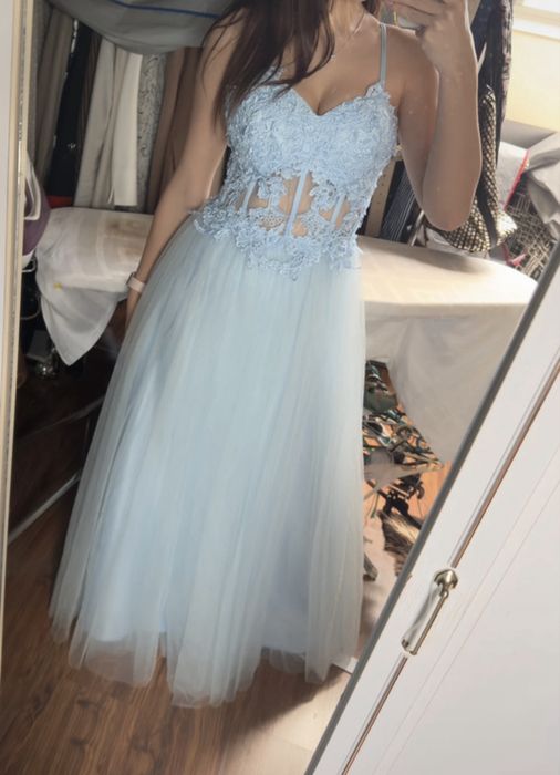 Blekitna tiulowa suknia z perełkami