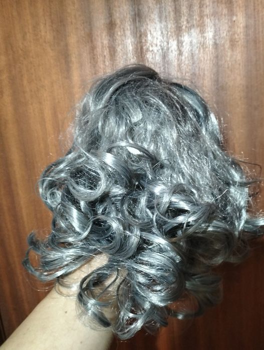 Peruca de cabelo curto da cor cinzento