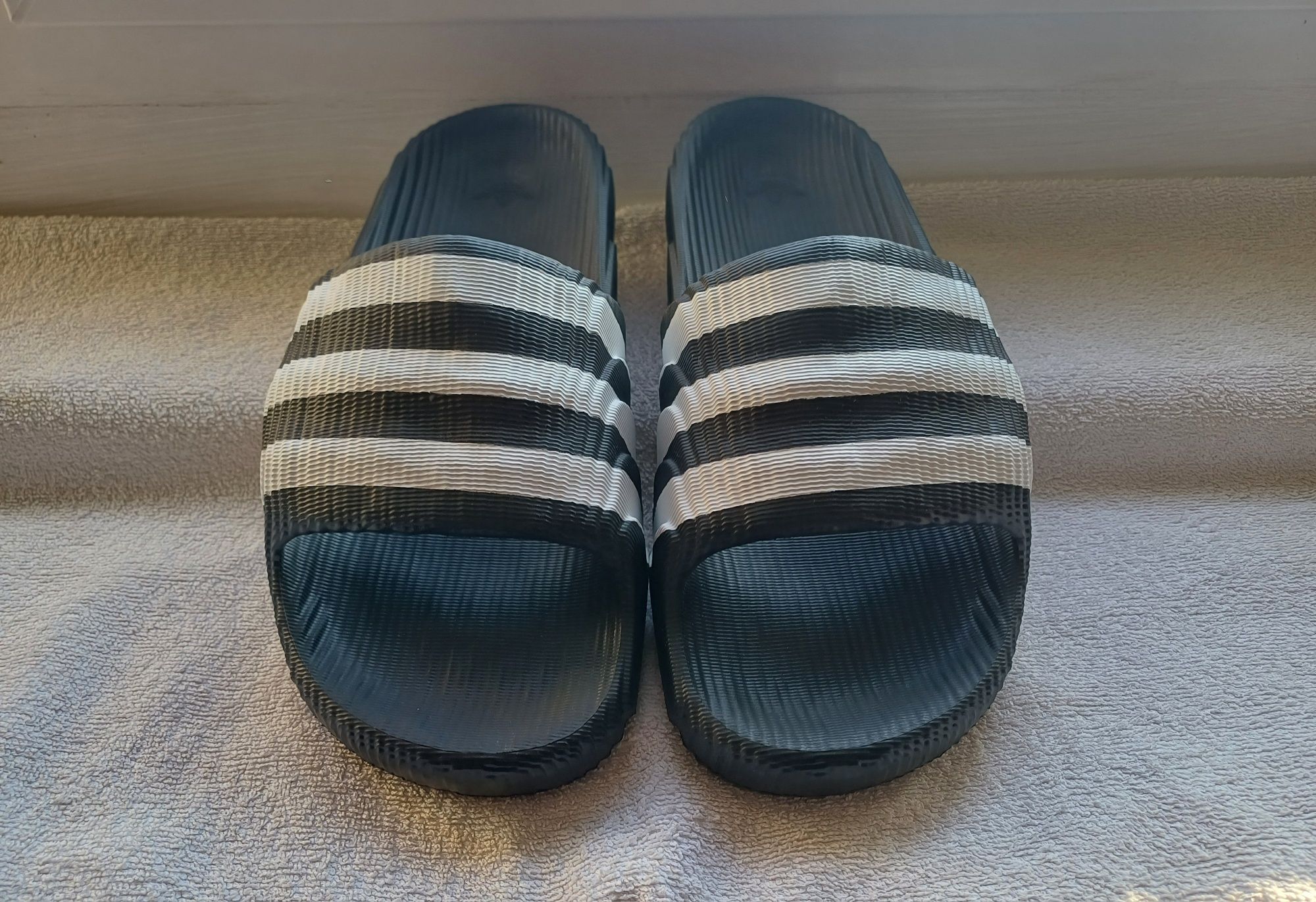 Продам нові тапки adidas