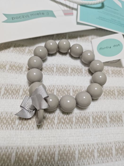 Minty dot bransoletka z żywicy kolor jasny szary, light grey. 
Nowa z