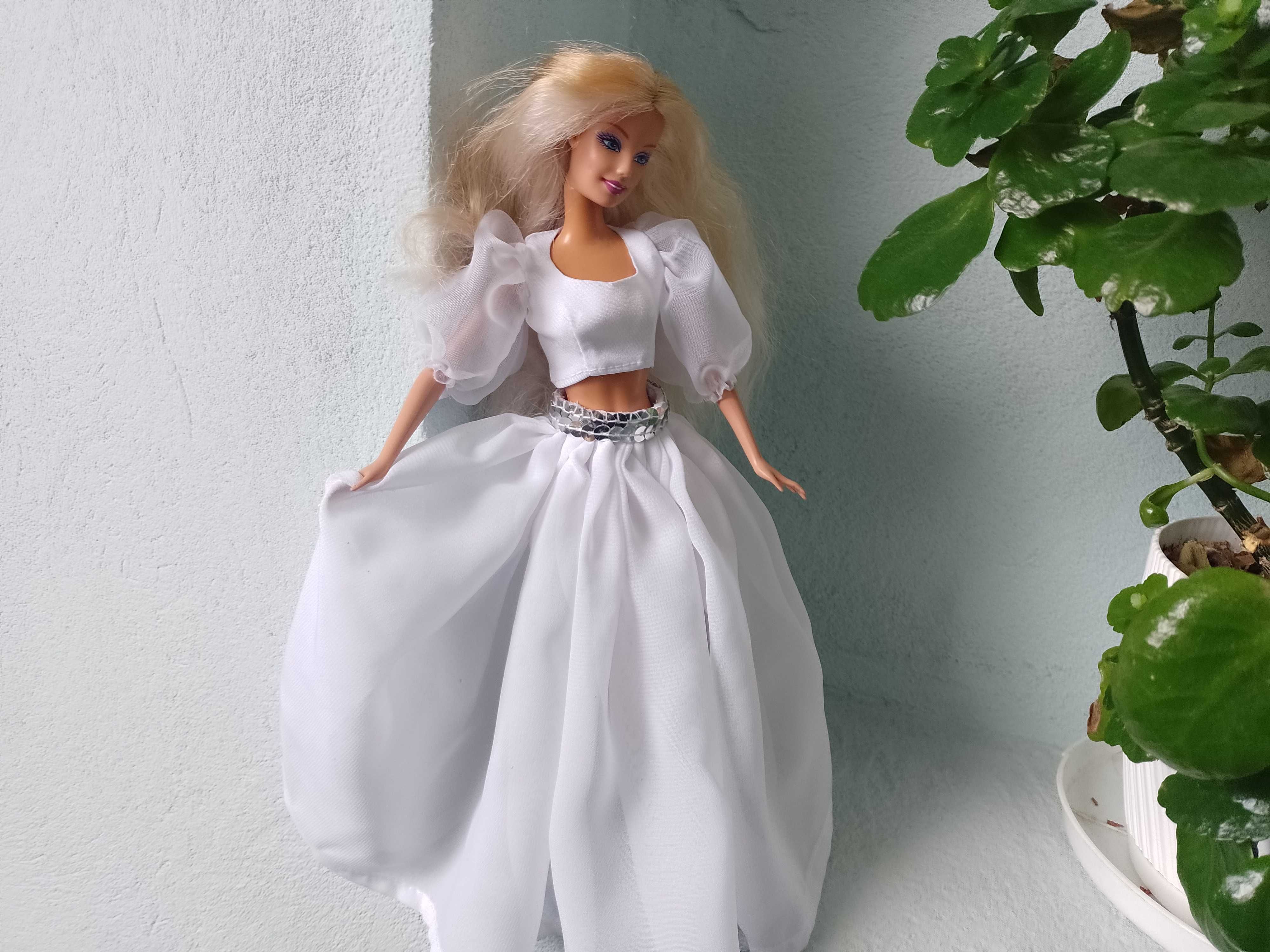 Biała sukienka dla lalki Barbie