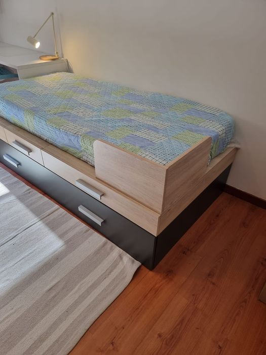 Cama juvenil com gavetas + secretária + cubos de parede