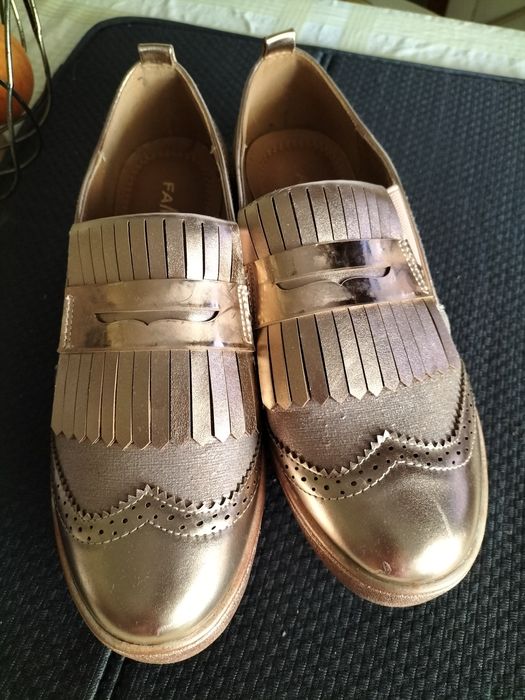 Sandália tipo sapato dourada Fama Pastor 345