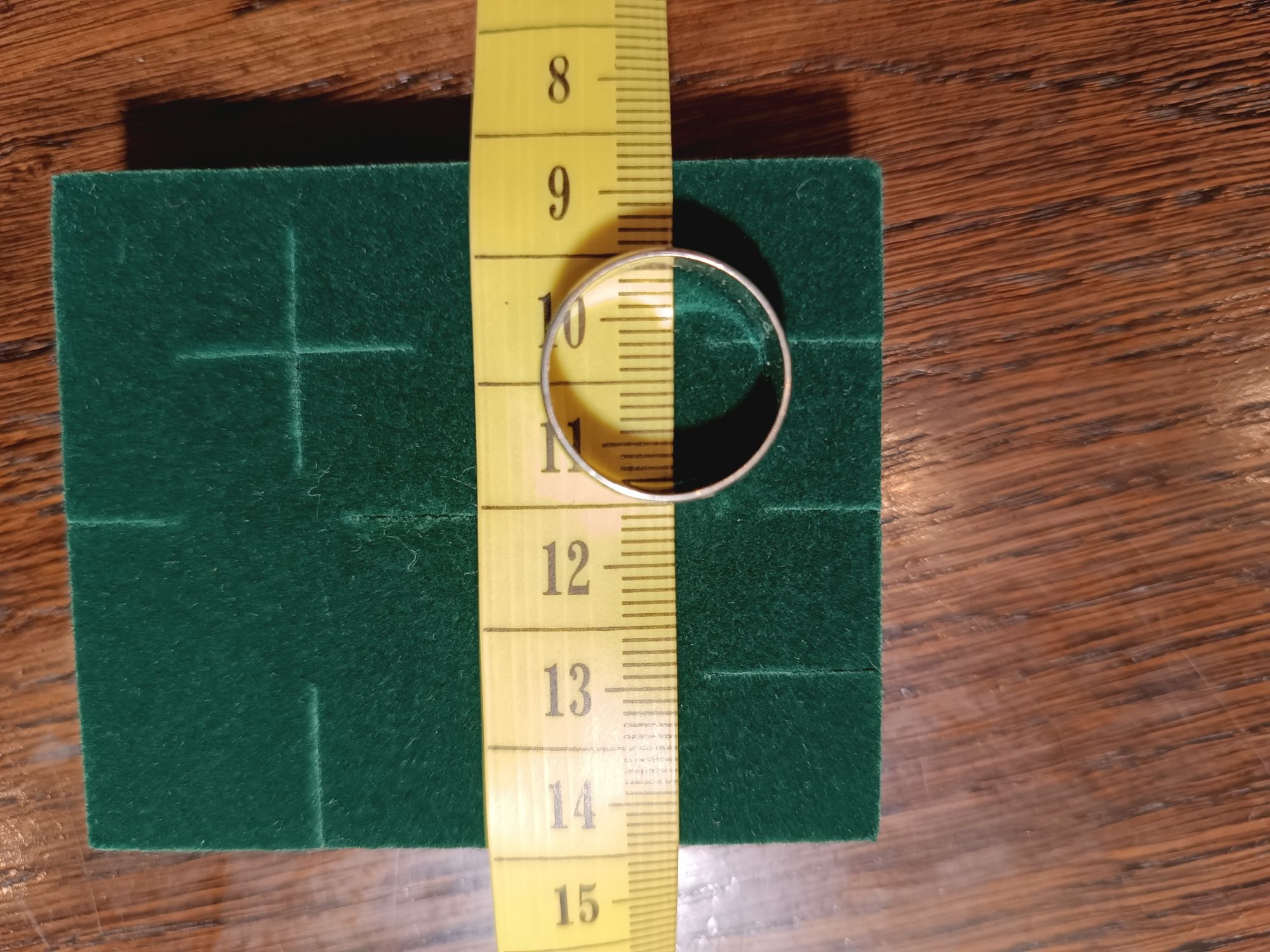 Srebrna obrączka pierścionek  z fasetą diamentową.
