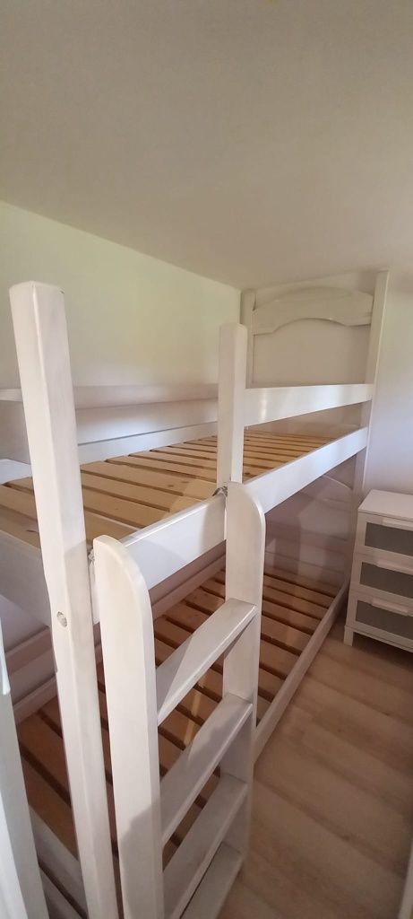 Komplet łóżko piętrowe plus łóżko pojedyncze.