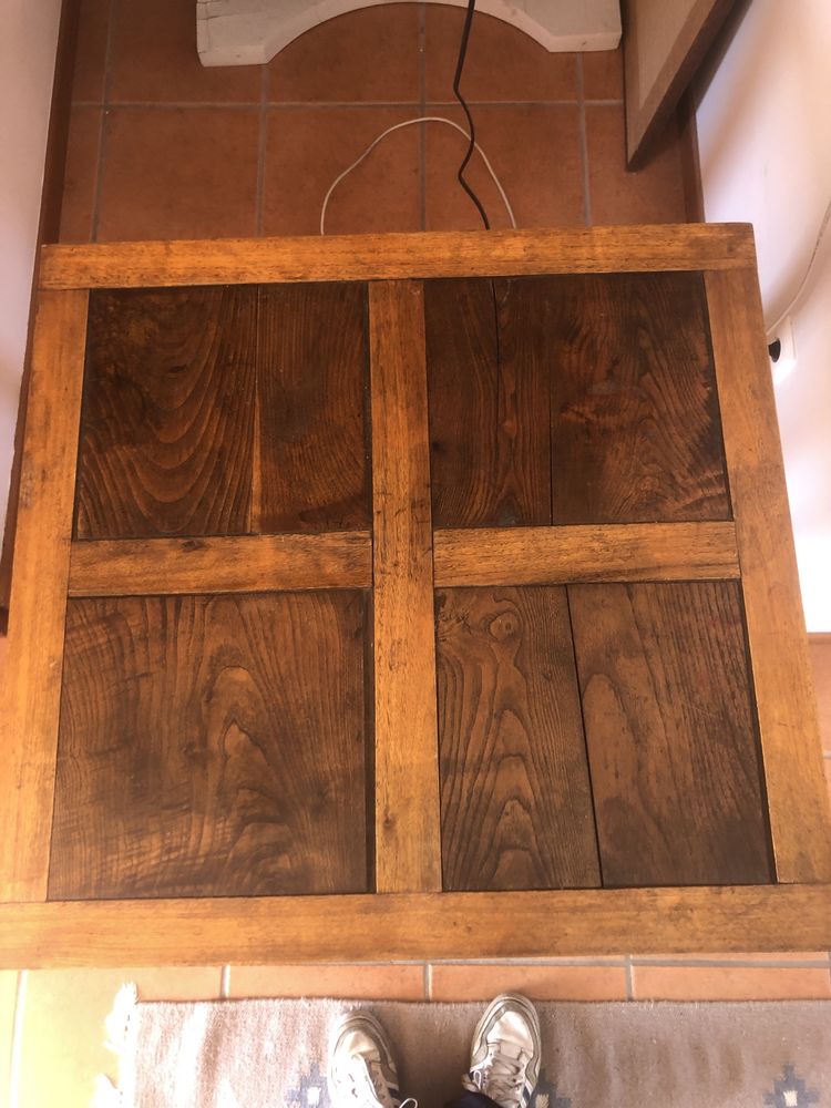 Mesa antiga feita a mao