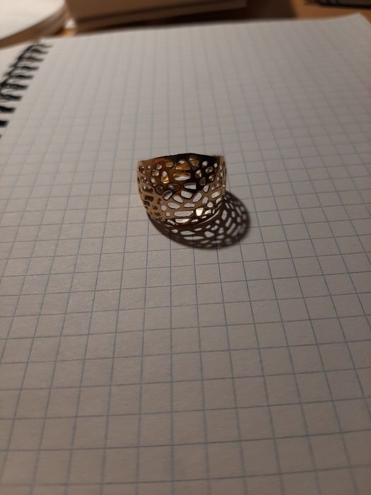 Pozłacana ażurowa obrączka