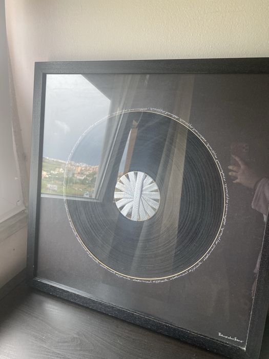 Quadro preto e prateado