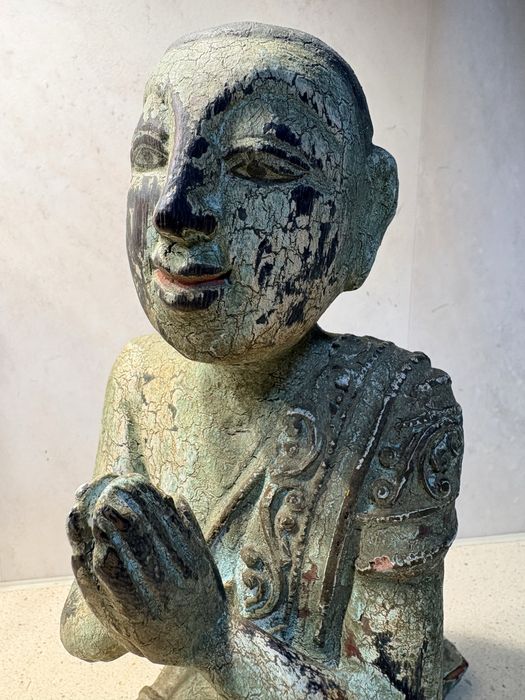 Antiga escultura de um Buda da Birmania em madeira