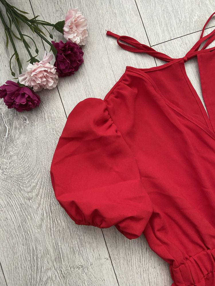 Piękny czerwony kombinezon sukienka krótki elegancki bufiaste rękawy