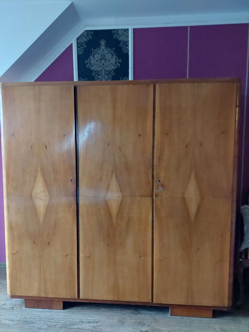 Sprzedam( lata 50-te), pojemną, starą , antyczną szafę
