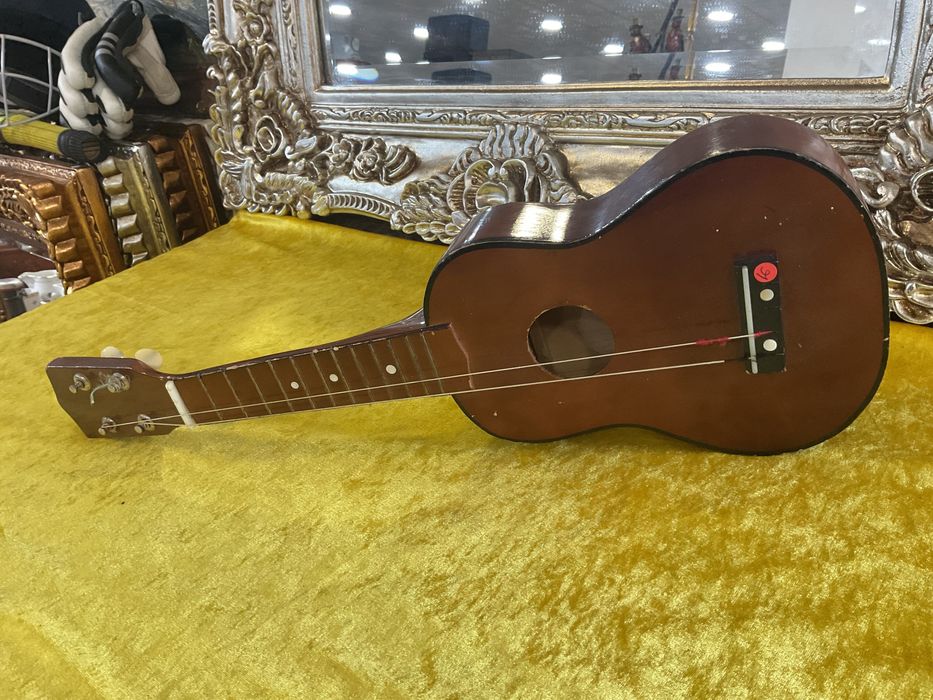 Instrumento musical ,,falta cordas