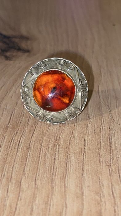 Pierscionek z bursztynem stary antyk inkluzja