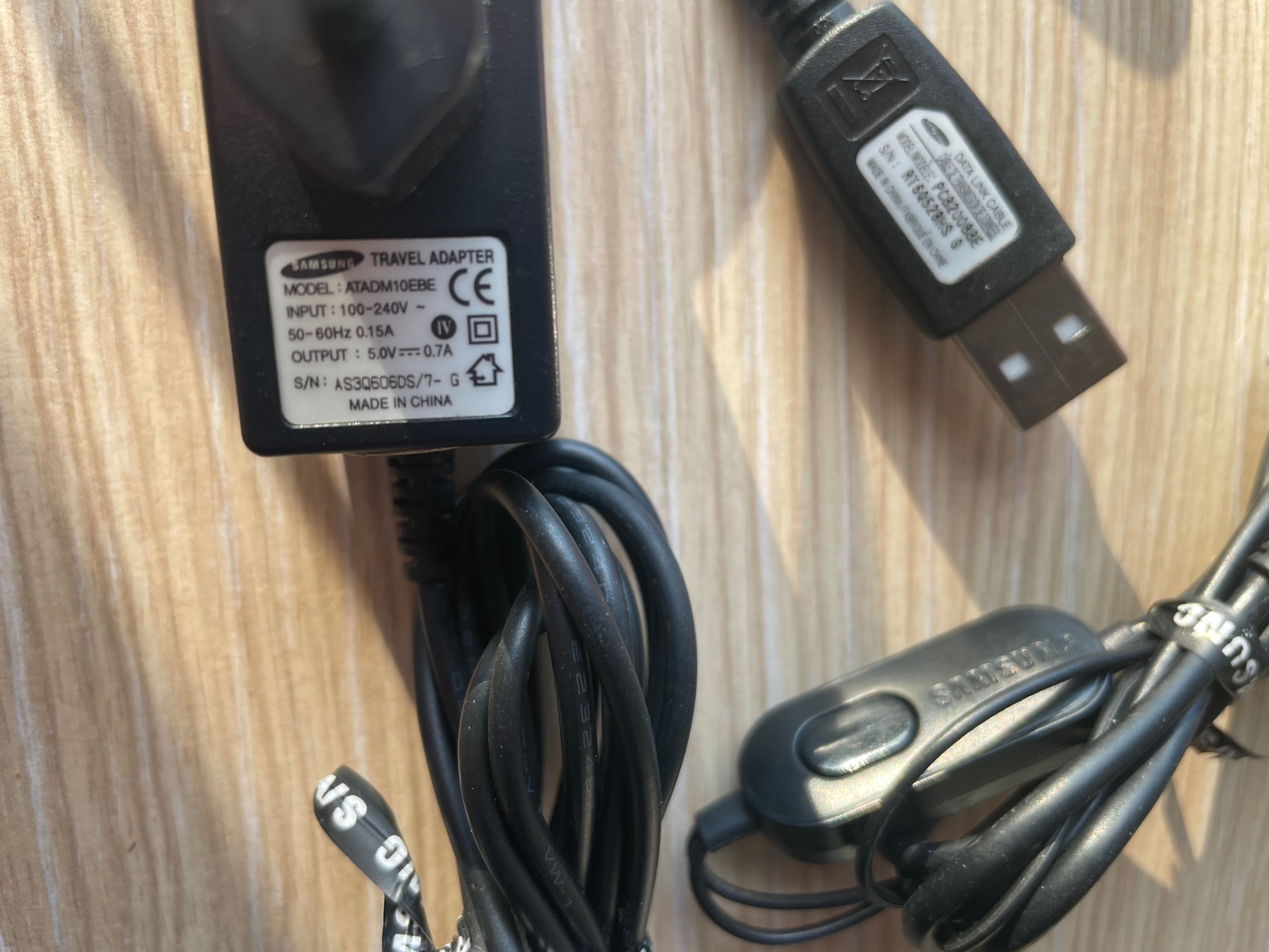 Samsung oryginalna ładowarka ATADM1OEBE, słuchawki i kabel PCB200BBE