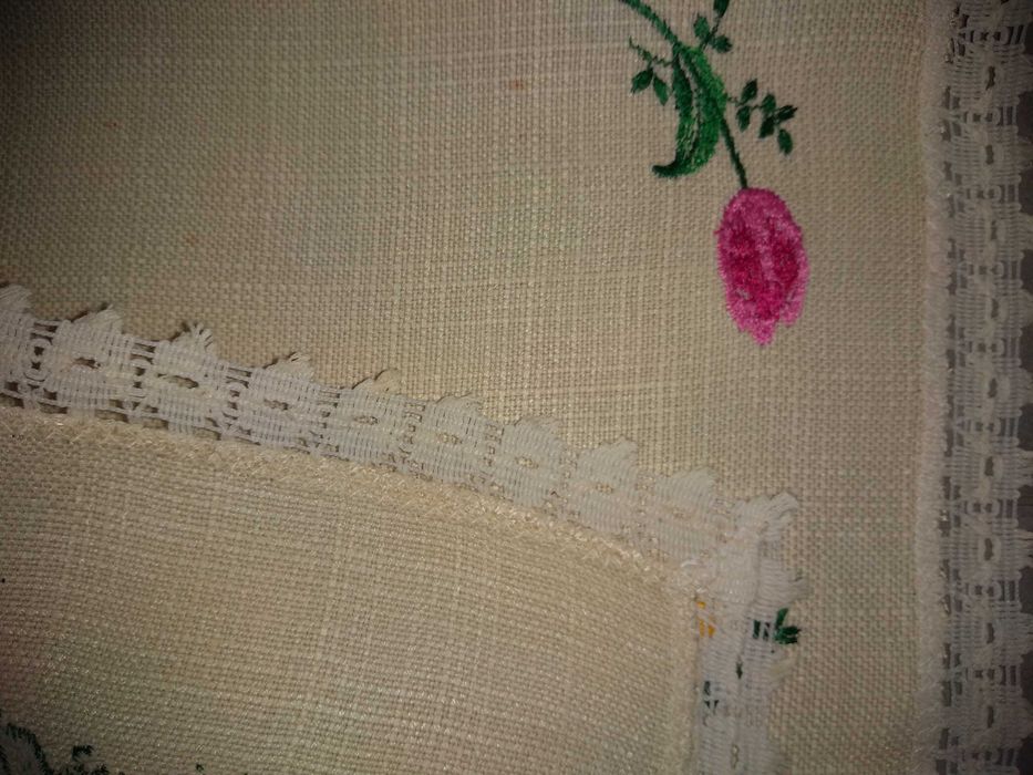 Haftowany lniany obrus, bieżnik