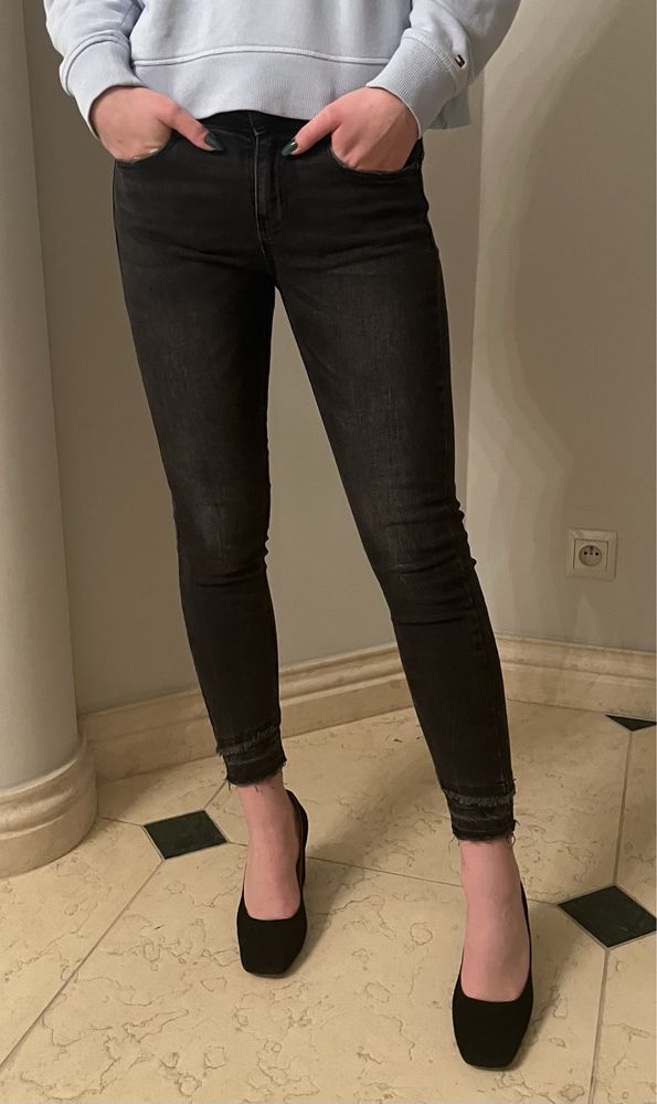 Czarne dopasowane spodnie damskie Zara
