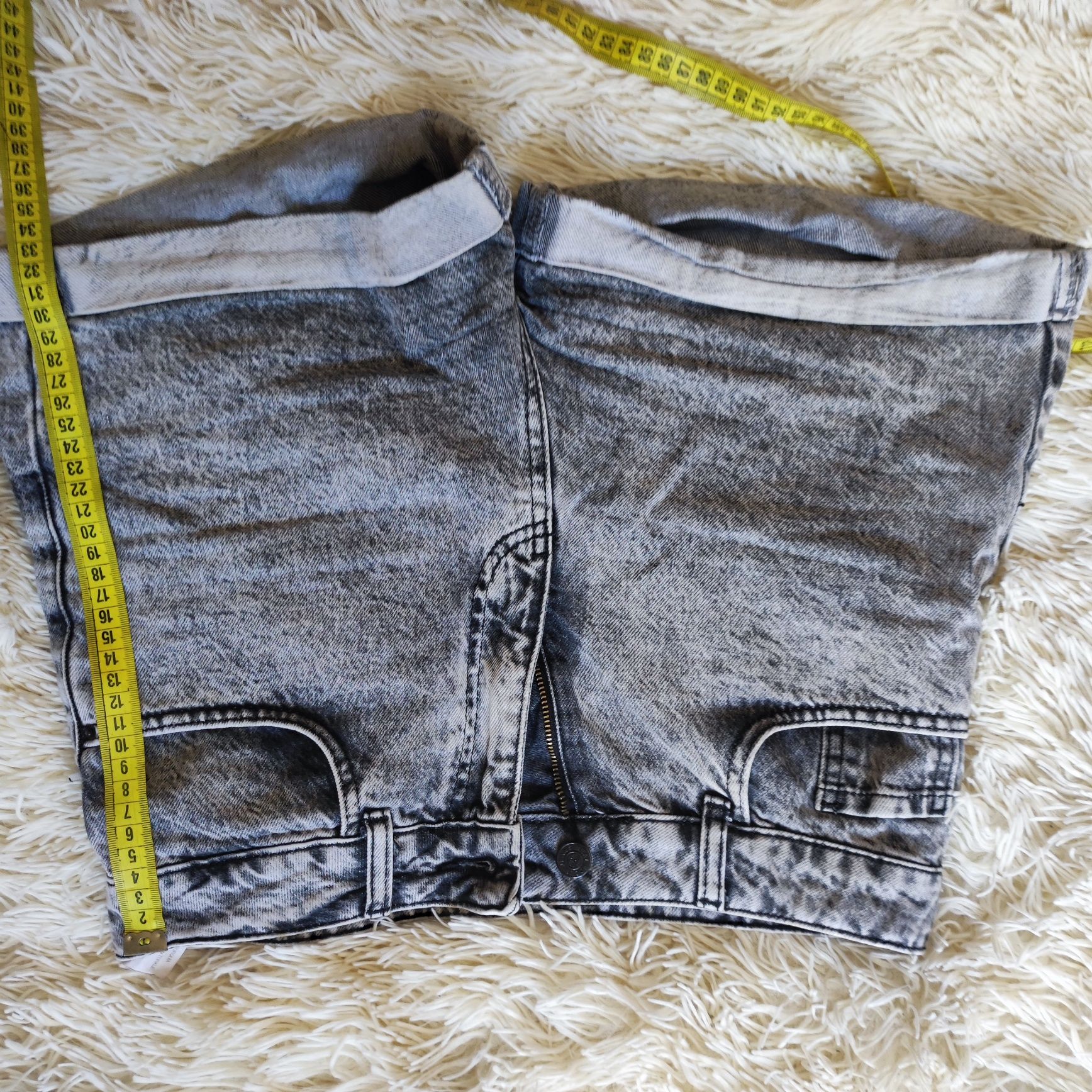 джинсові шорти
півобхват талії 38 
длина по зовнішньому шву 32
состоян
