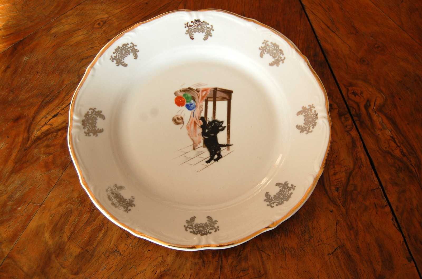 Ładny porcelanowy talerz ozdobny. Porcelana Bogucice, talerz z kotem.