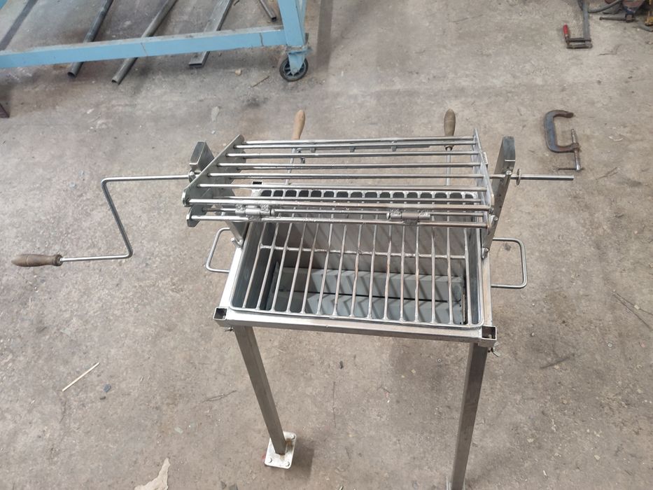 Churrasqueira inox
Inox 304
2mm espessura 
Pés 2mm espe